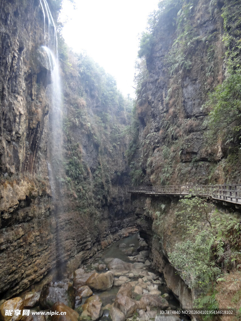 恩施峡谷中的潺潺瀑布景观