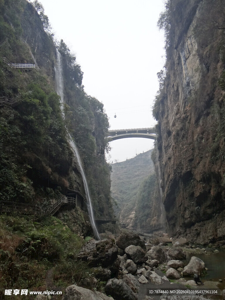 恩施峡谷飞瀑上的凌空桥梁