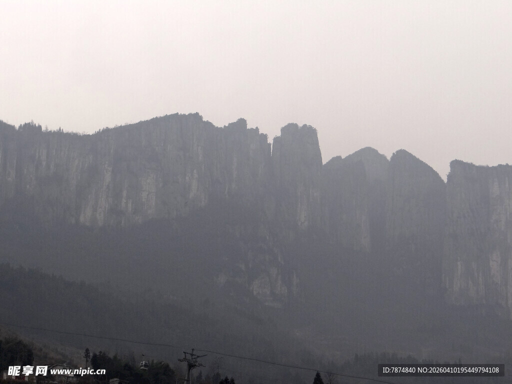 恩施巍峨山峦展雄浑景致