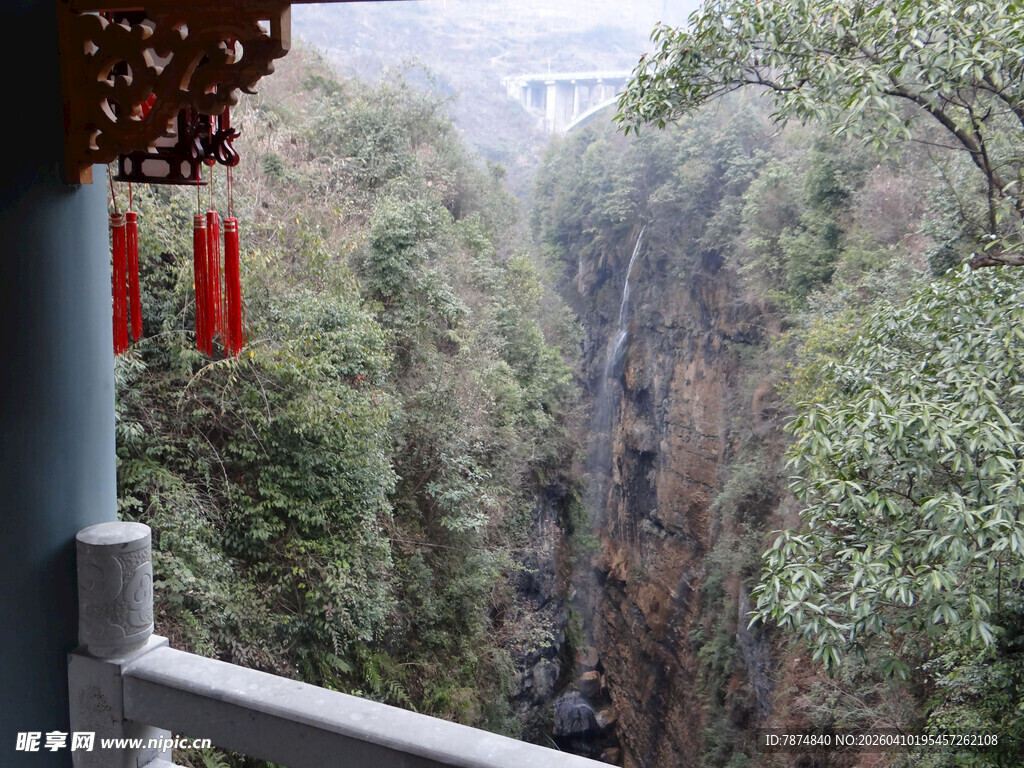 恩施俯瞰山间峡谷壮丽景色
