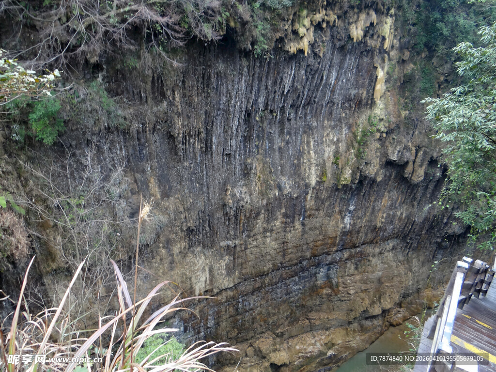 恩施陡峭崖壁下的潺潺溪流