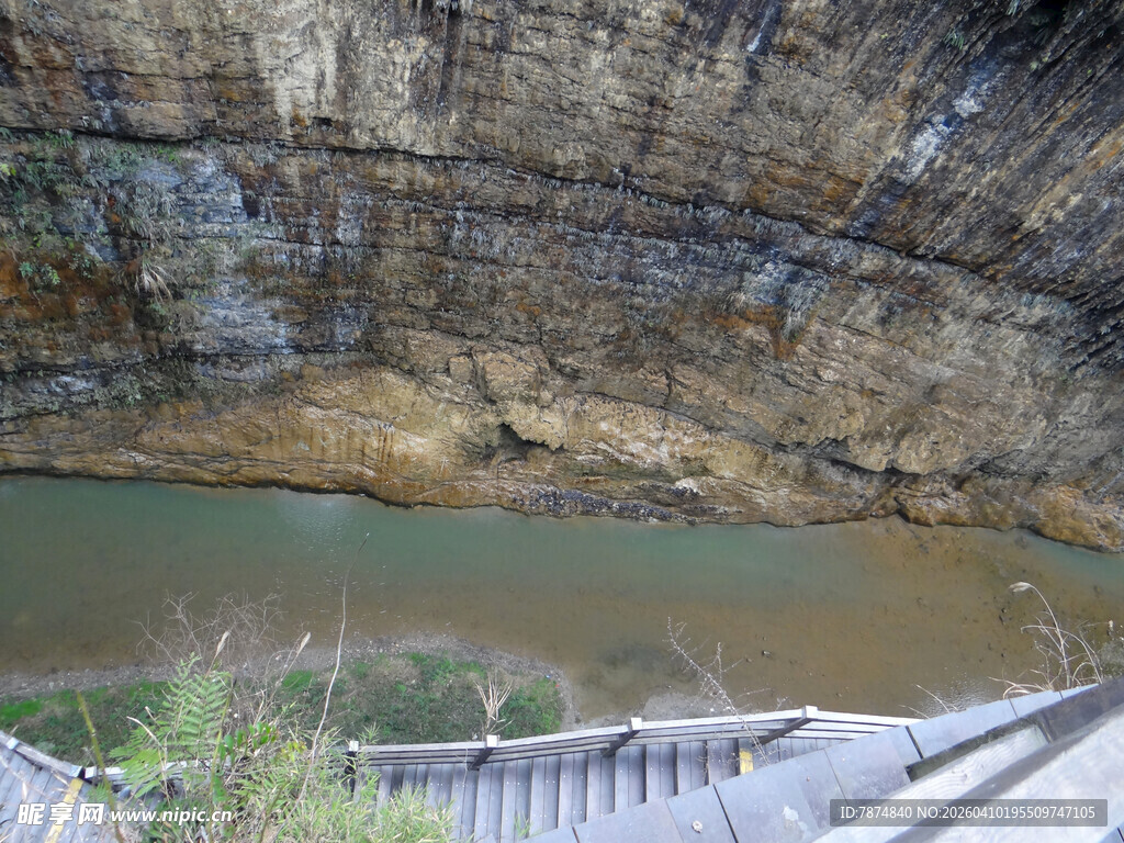 恩施峡谷中的绿水与崖壁