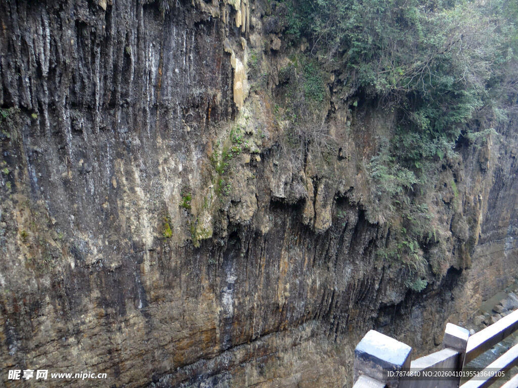 恩施险峻崖壁旁的木质栈道