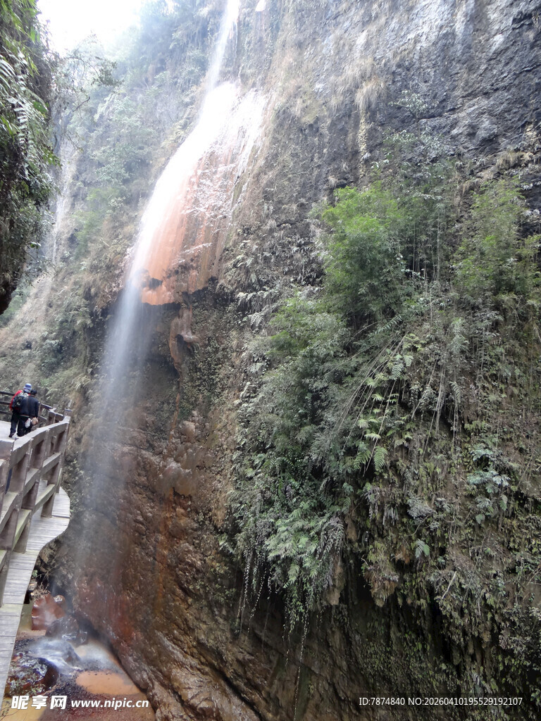 恩施山间瀑布下的蜿蜒栈道