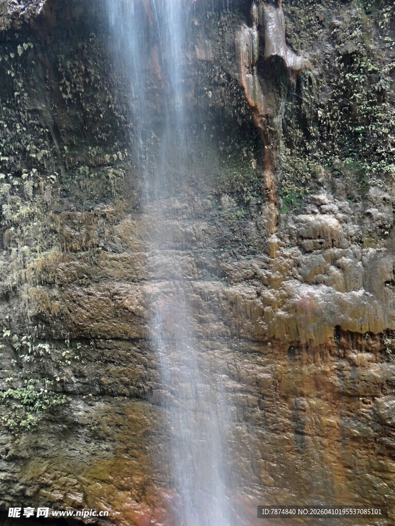 恩施山间瀑布倾泻而下