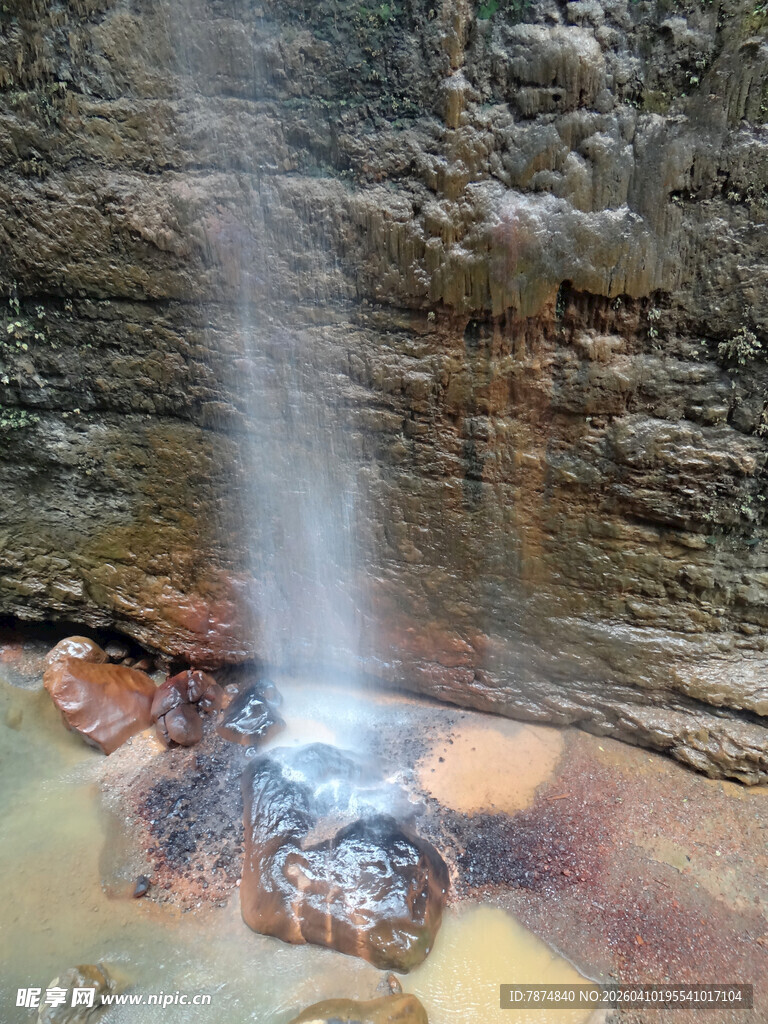 恩施山间瀑布下的多彩岩石景观