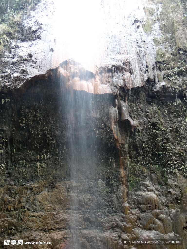 恩施山间瀑布倾泻而下的美景