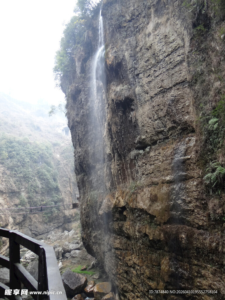 恩施山间瀑布景观