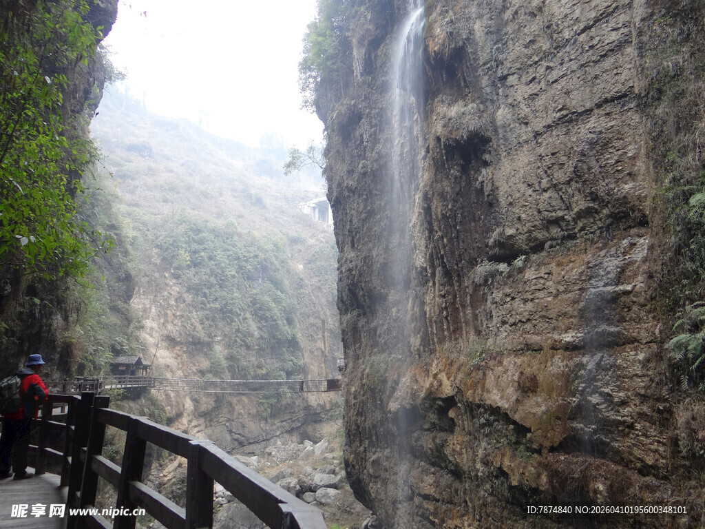 恩施峡谷栈道旁的壮观瀑布
