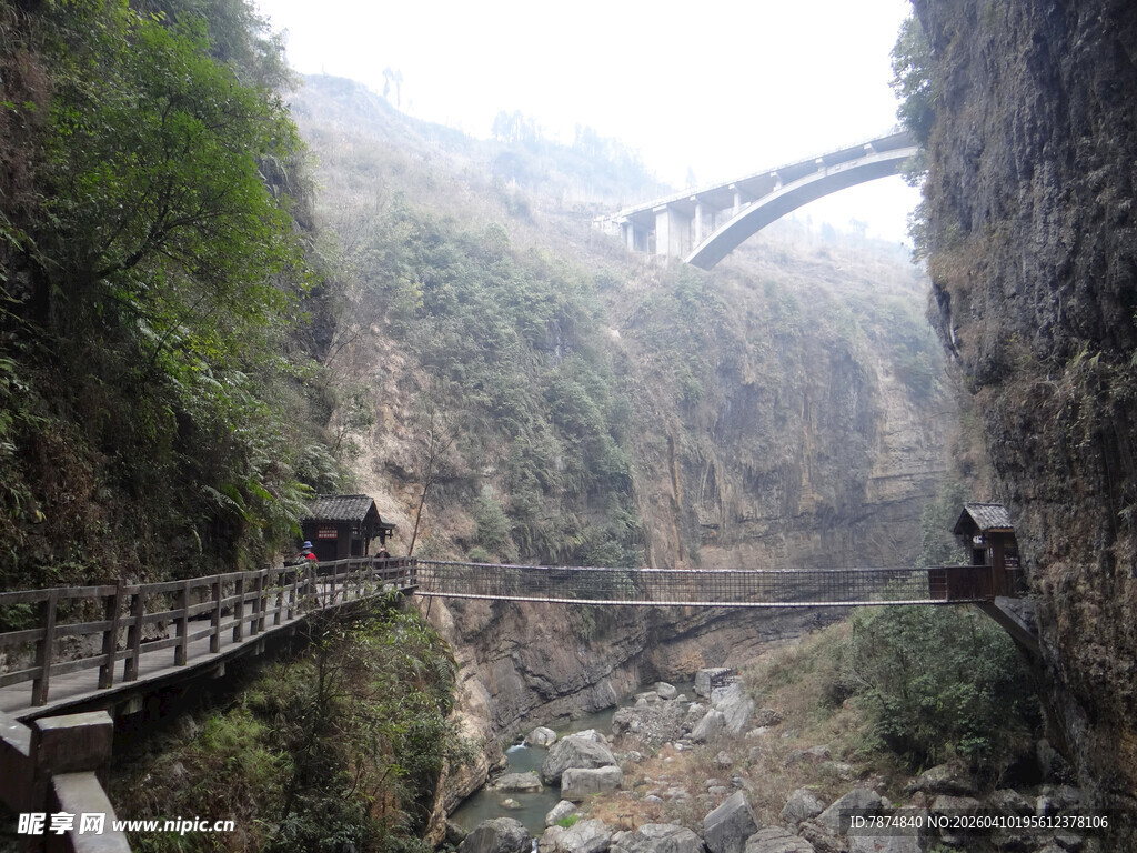恩施山间栈道与高架桥景观