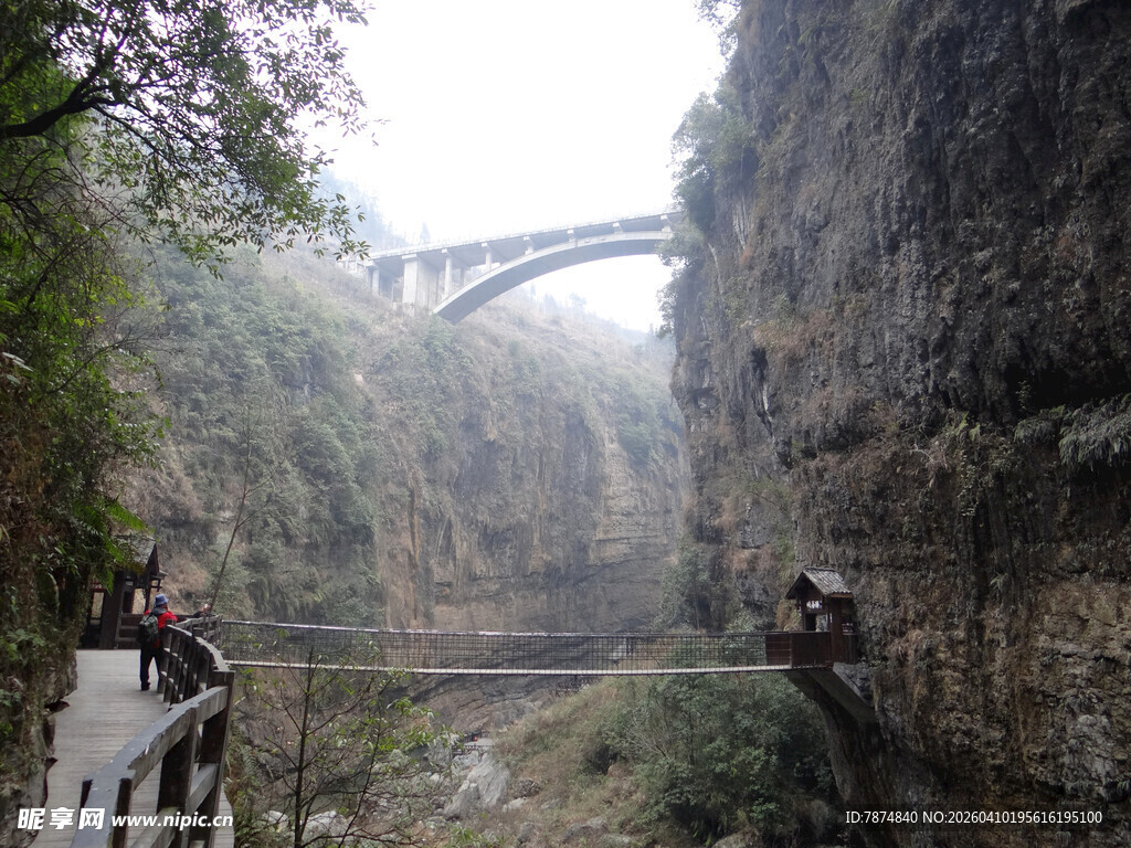 恩施峡谷间的悬索桥与行人