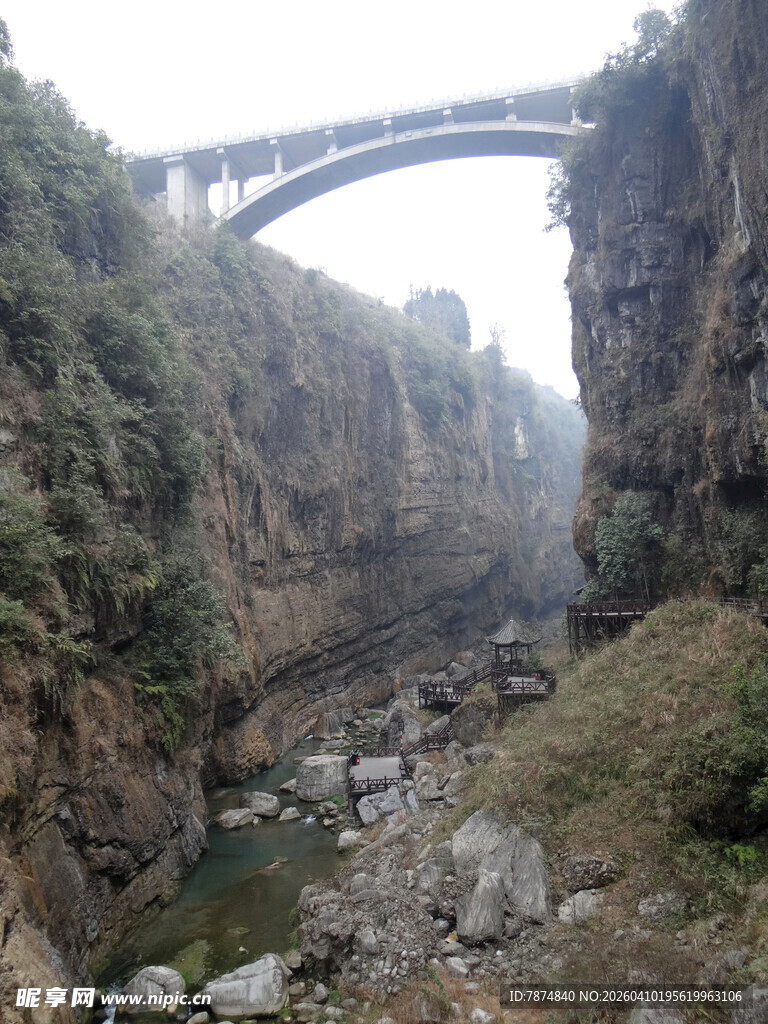 恩施峡谷间的宏伟桥梁