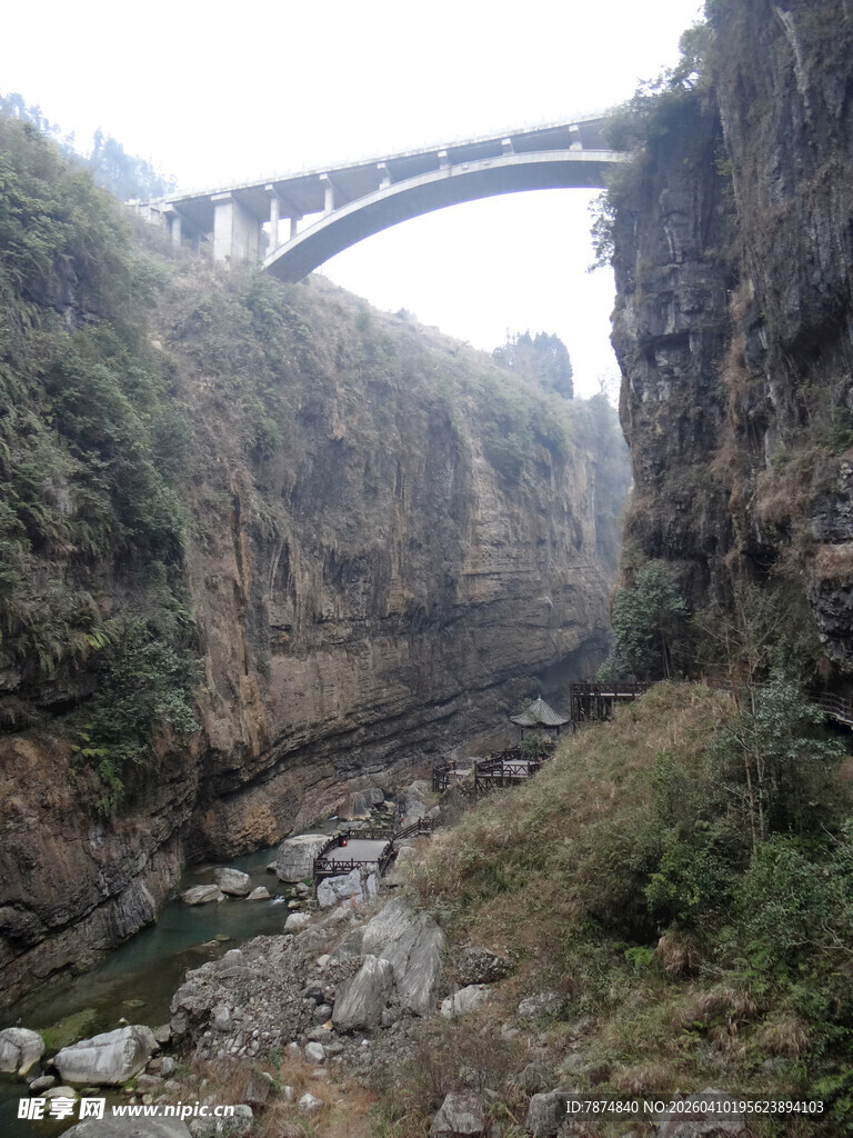 恩施峡谷上的宏伟桥梁