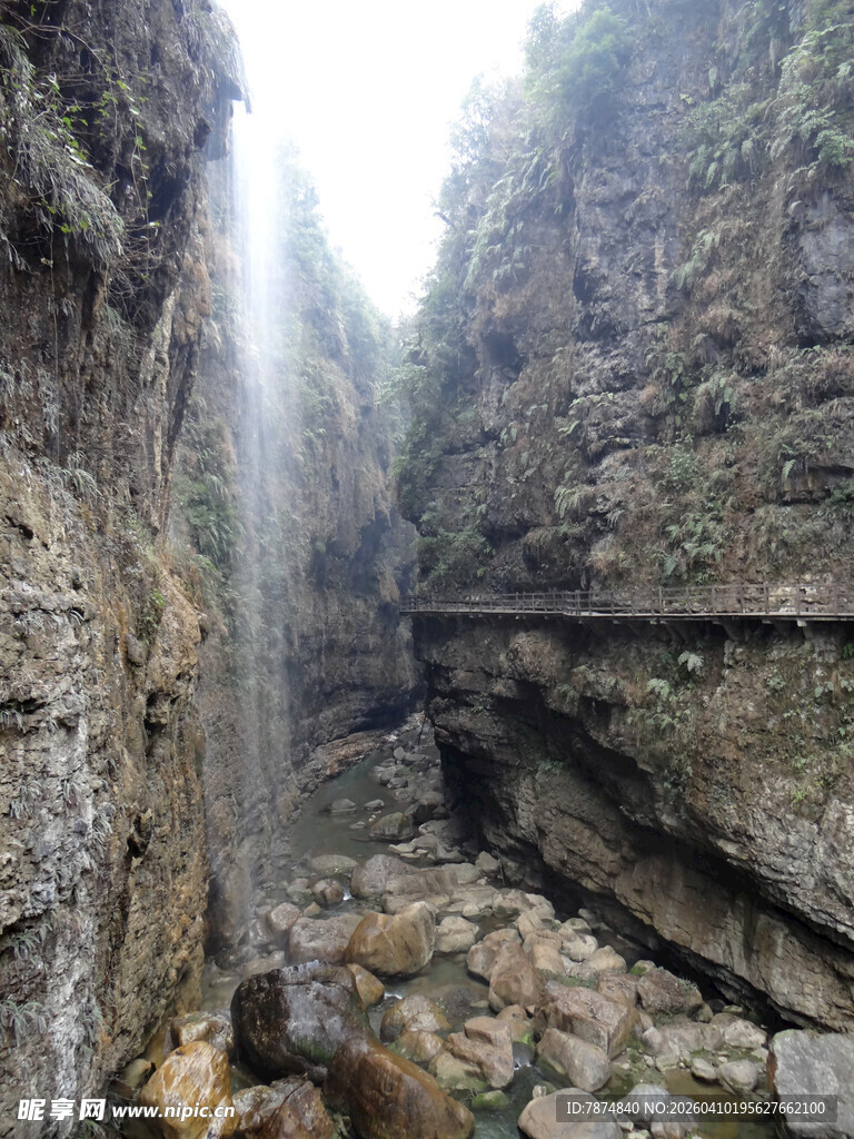 恩施山间峡谷壮丽瀑布景观