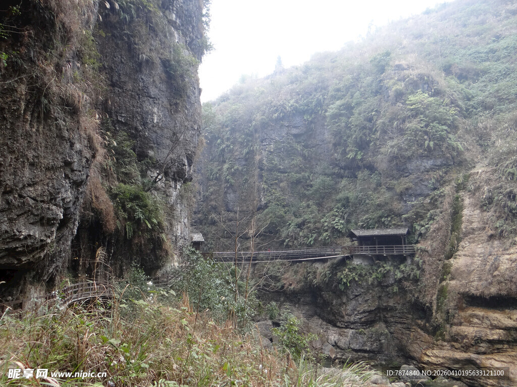 恩施山间峡谷石桥风景