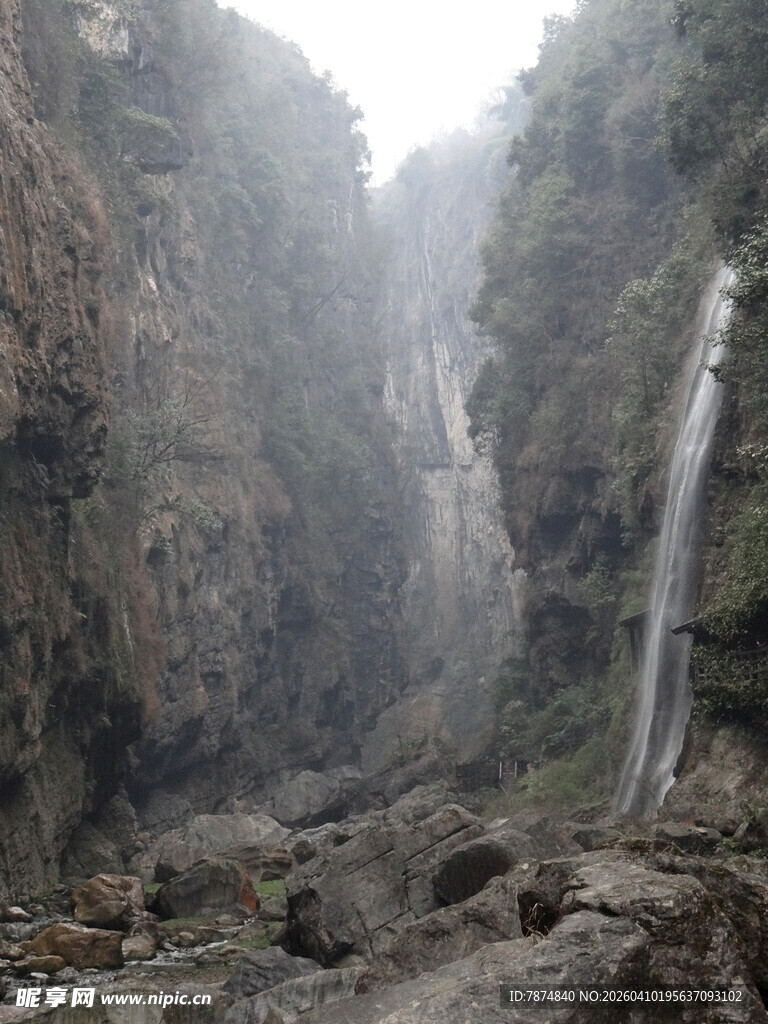 恩施山间壮丽瀑布景观