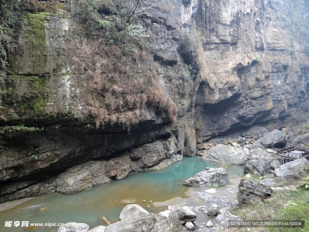 恩施峡谷中的碧绿溪流