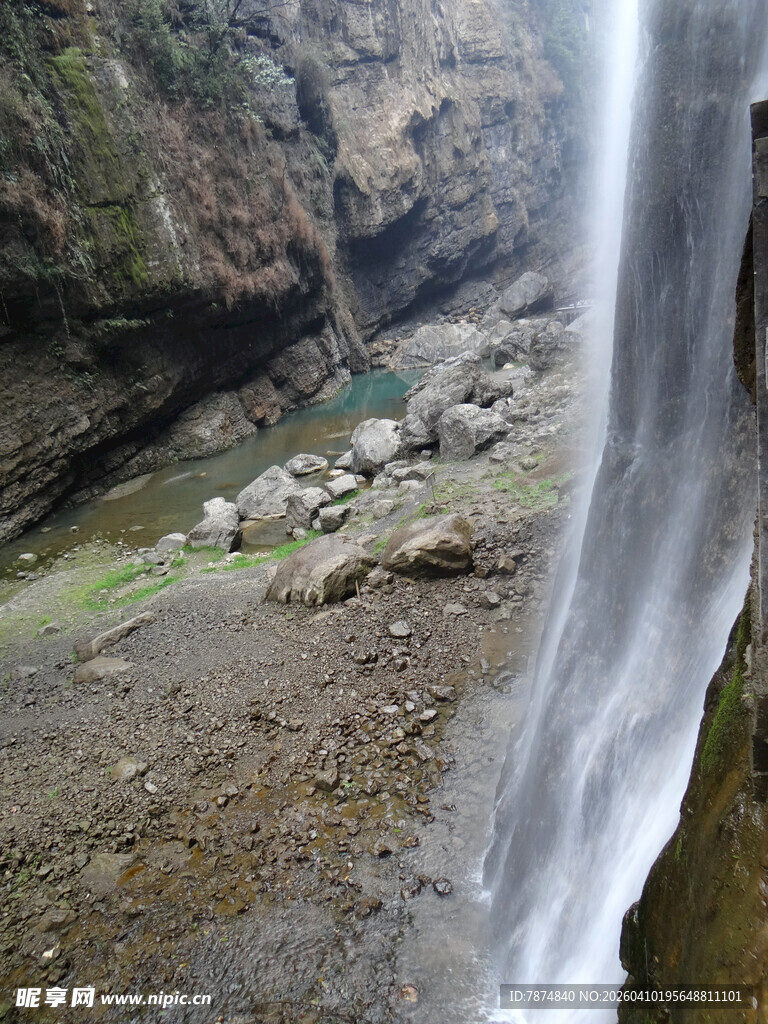恩施山间飞瀑下的岩石景观