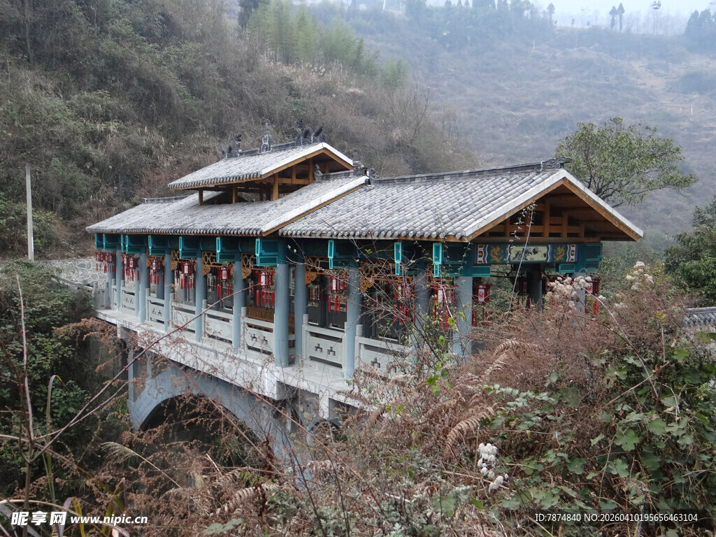 恩施山间古雅木屋 隐于自然