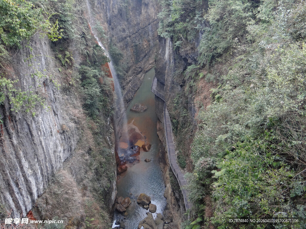 恩施峡谷中的壮丽自然景观