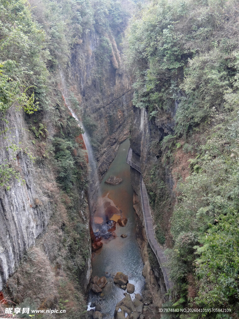 恩施峡谷幽景 溪流穿行其间