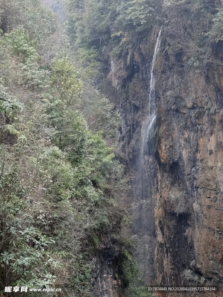 恩施山间瀑布 绿意环绕的美景