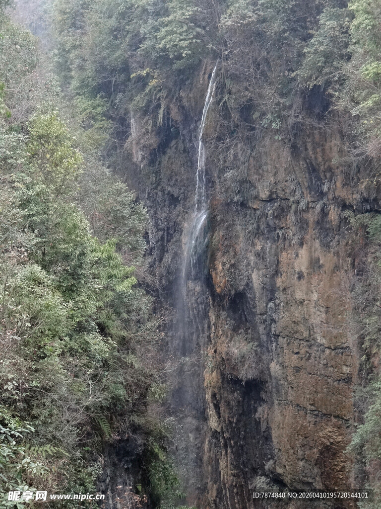 恩施山间垂直而下的壮观瀑布