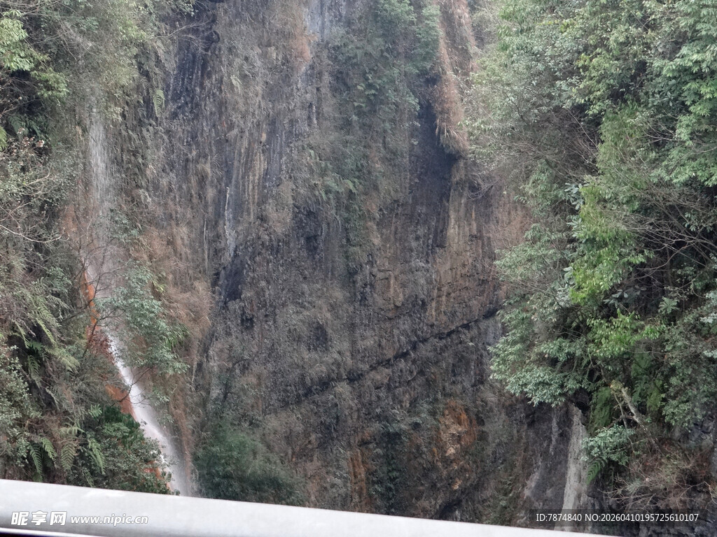 恩施山间瀑布与葱郁植被景观