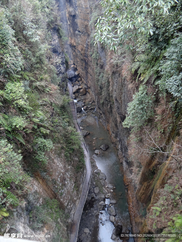恩施峡谷溪流景观