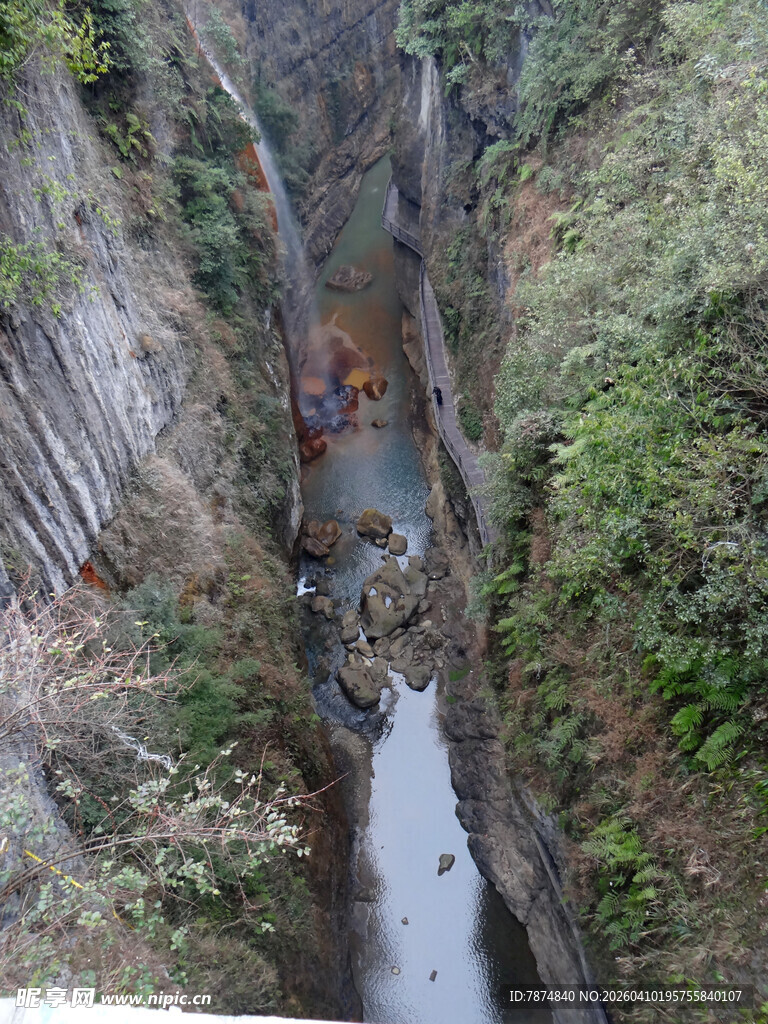 恩施山间峡谷溪流景观
