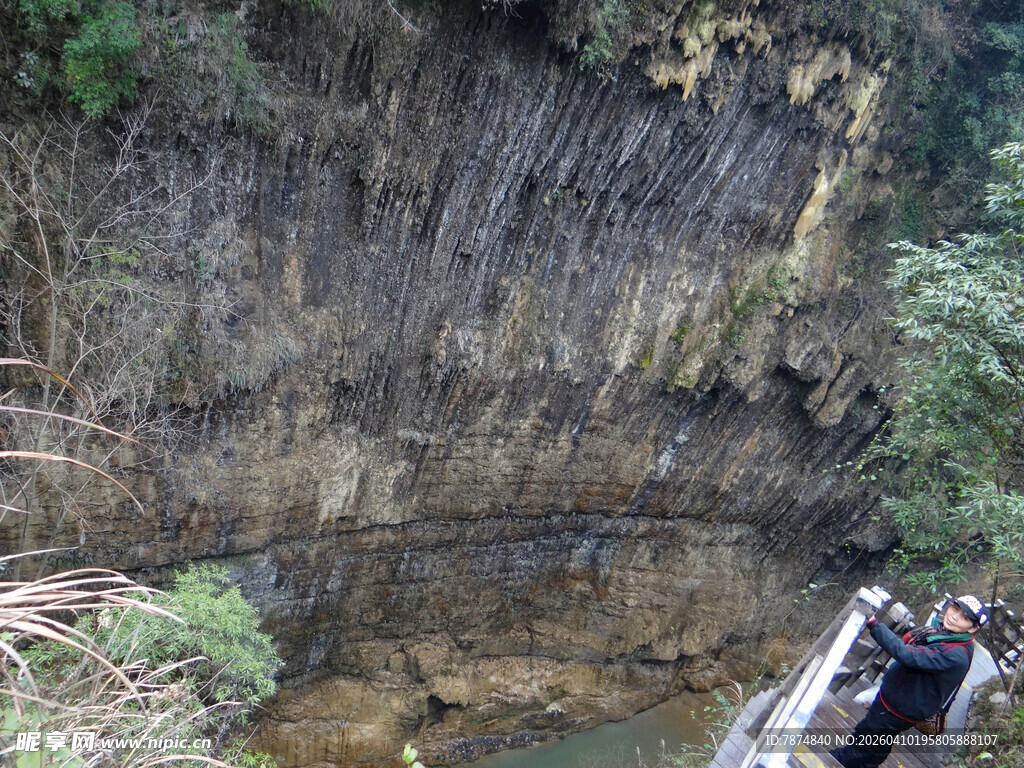 恩施峡谷岩壁下的探险场景