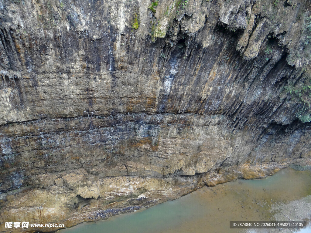 恩施壮观层叠岩石下的幽谧溪流