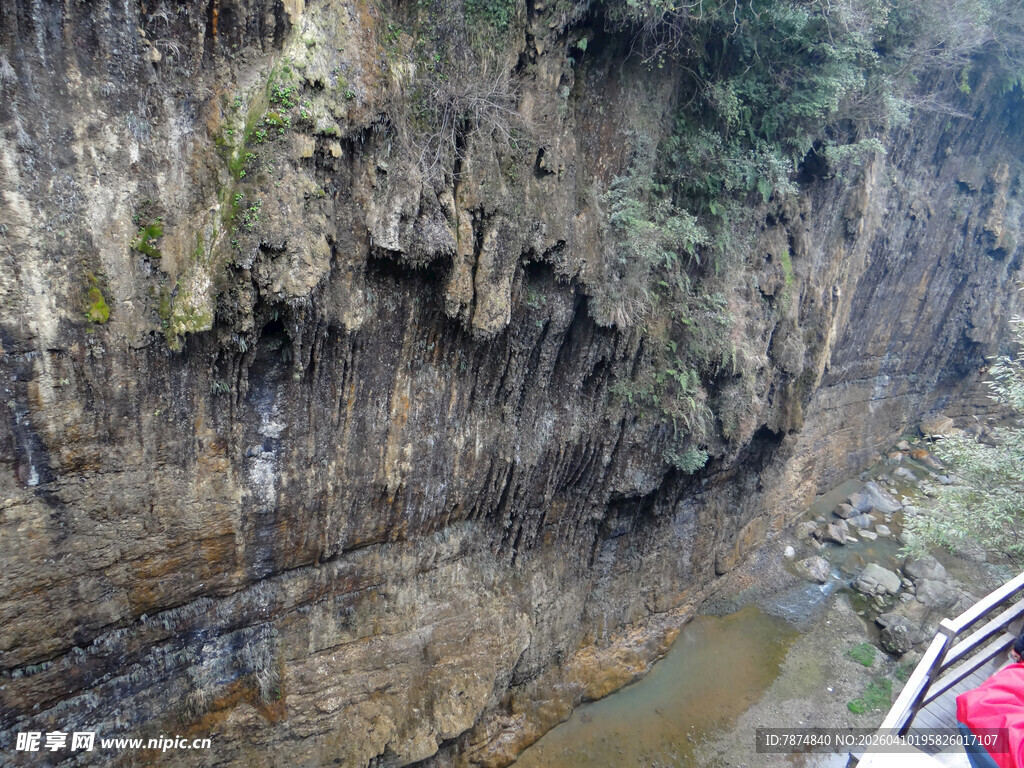 恩施峡谷峭壁间的流水景观
