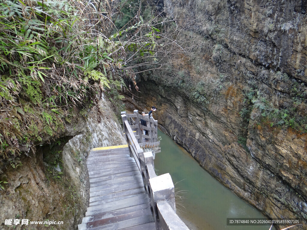 恩施山间栈道穿行于峡谷之间