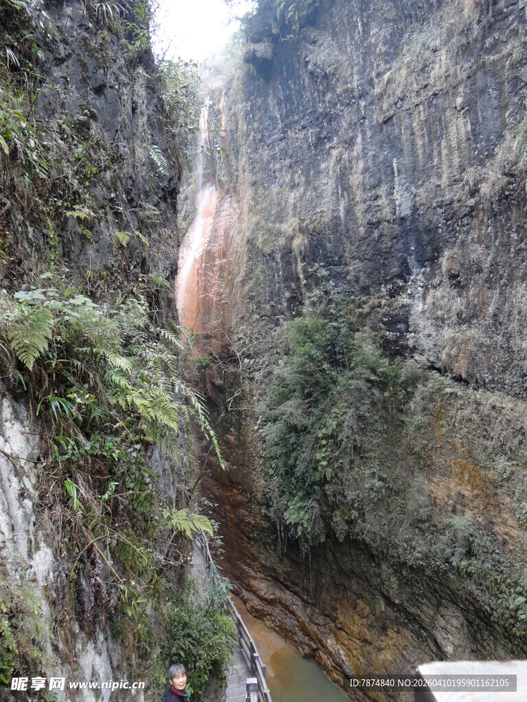 恩施峡谷间的自然壮丽景观