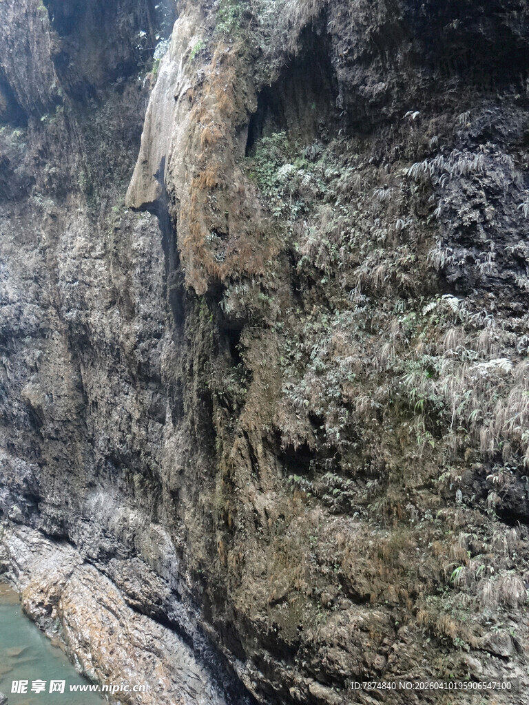 恩施峡谷峭壁下的碧绿河水