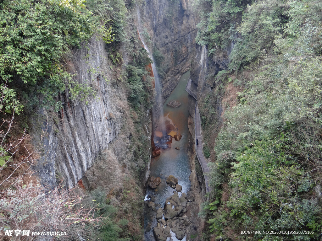 恩施峡谷风光 峭壁绿植环绕
