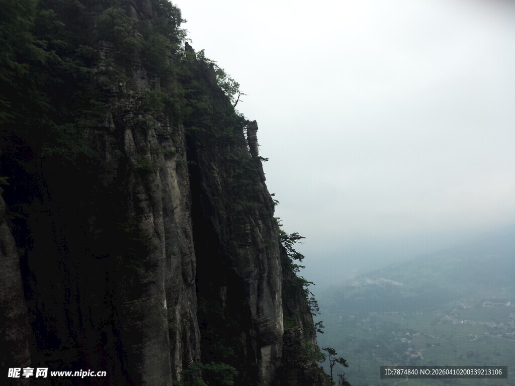 恩施陡峭悬崖边的壮丽山景