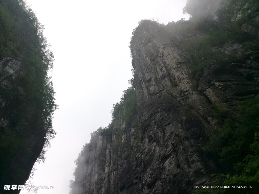 恩施巍峨山峦云雾缭绕