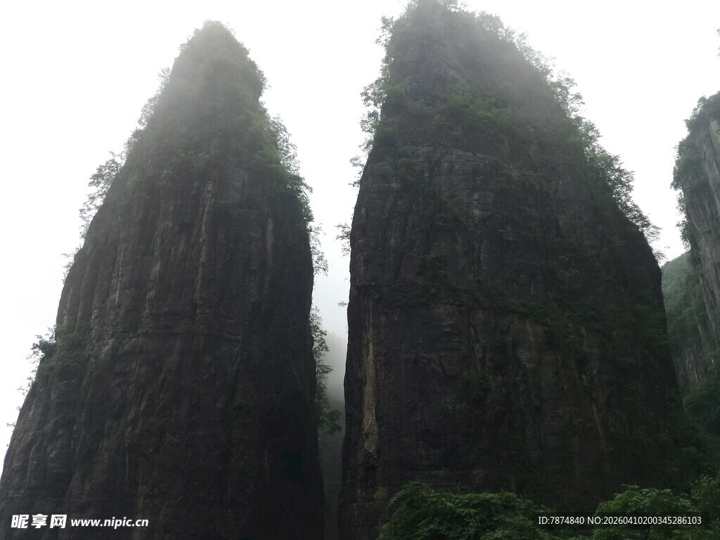 恩施奇峰耸立的壮丽自然景观