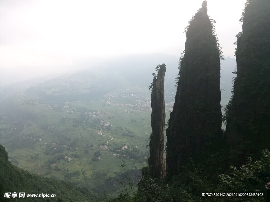 恩施奇峰耸立的壮美山林景观