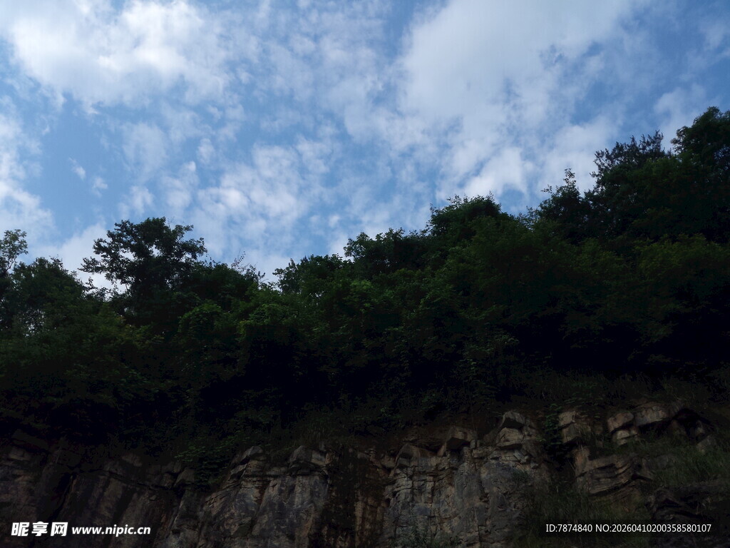 恩施山林峭壁上的蓝天白云