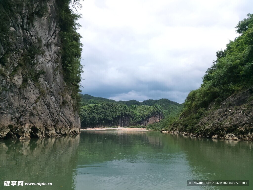 恩施山水相依的秀丽河谷