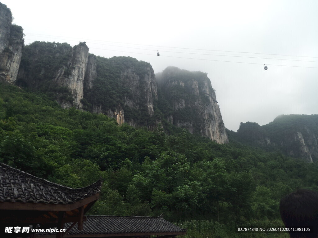 恩施云雾缭绕的壮丽山峰景观