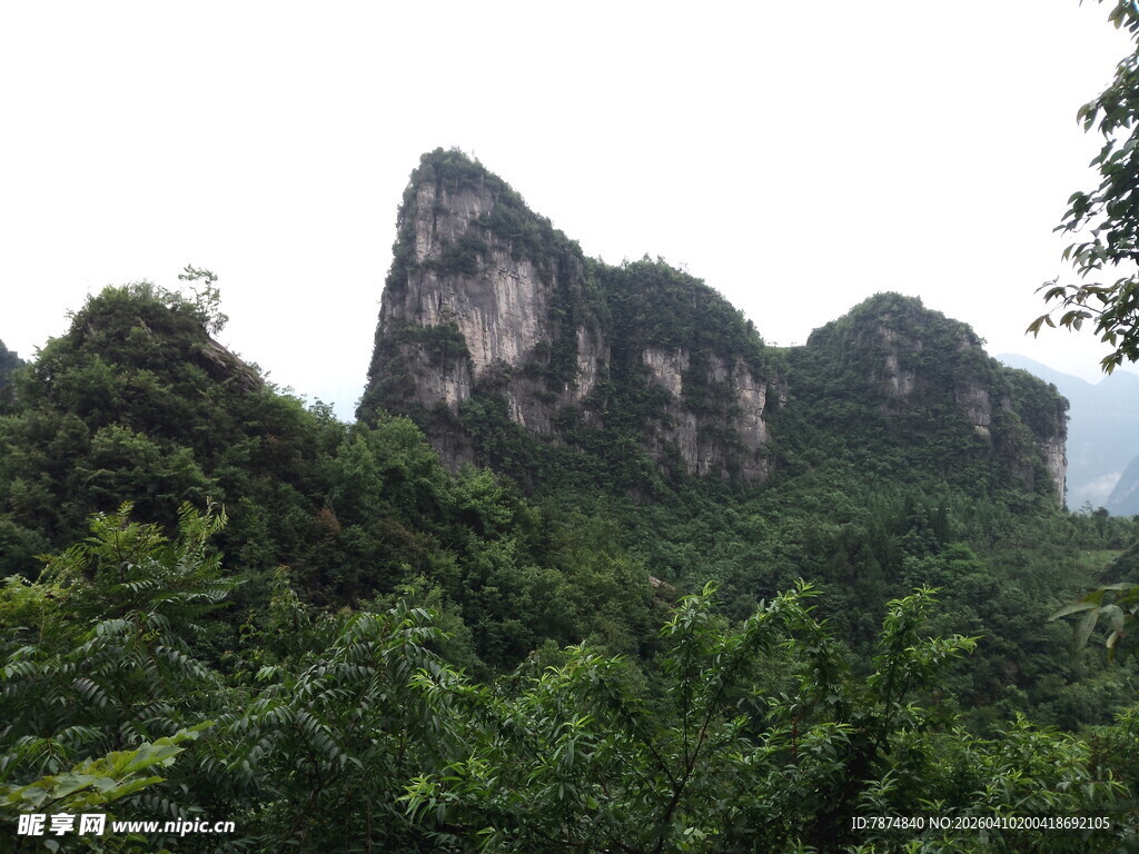 恩施青山峻岭间的自然美景