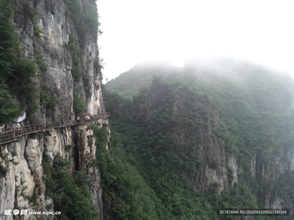 恩施云雾缭绕的险峻山间栈道