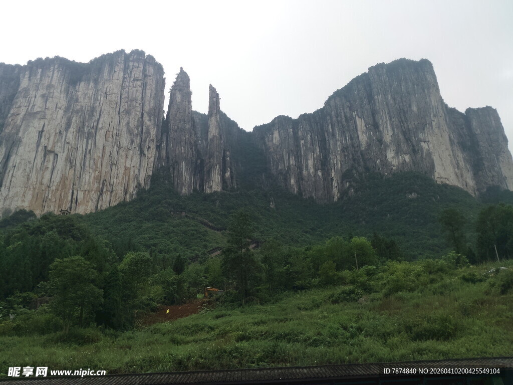 恩施壮丽山峰与葱郁植被景观