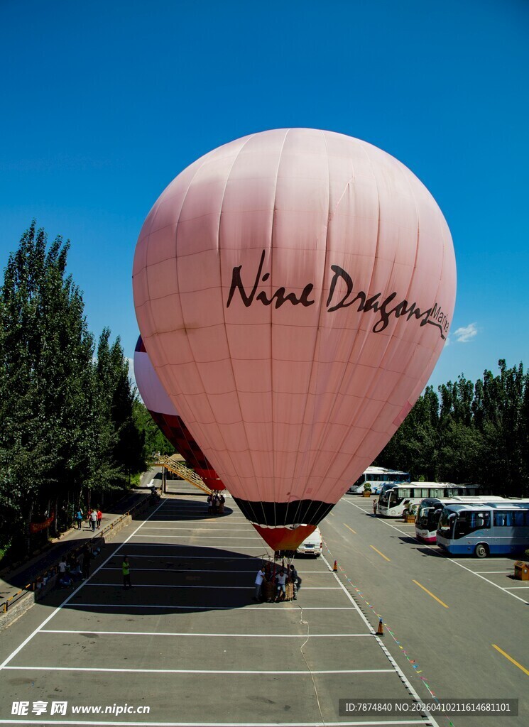 粉色热气球停于户外场地