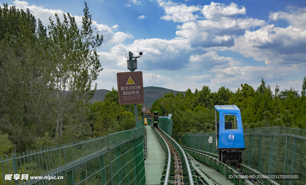 铁轨上行驶的蓝色列车