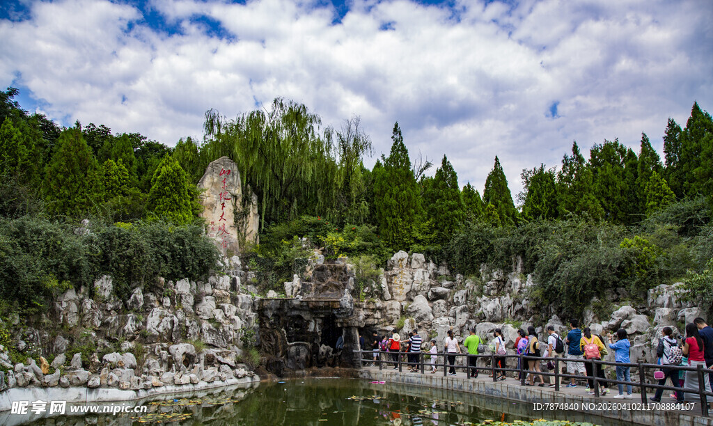 景区瀑布前的热闹景象